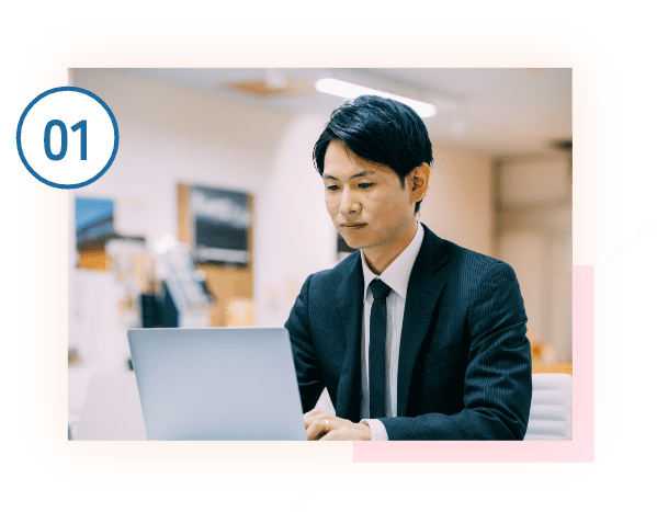 デスクで仕事をするビジネスマン